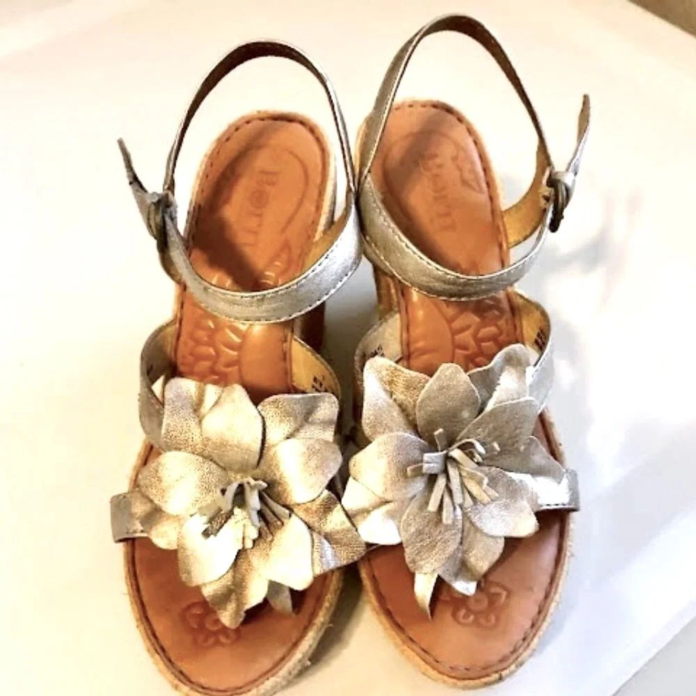 BORN Miss Panna Cotta Flower Silver Leather 4.5”H Wedge Espadrille Sandals 7.5